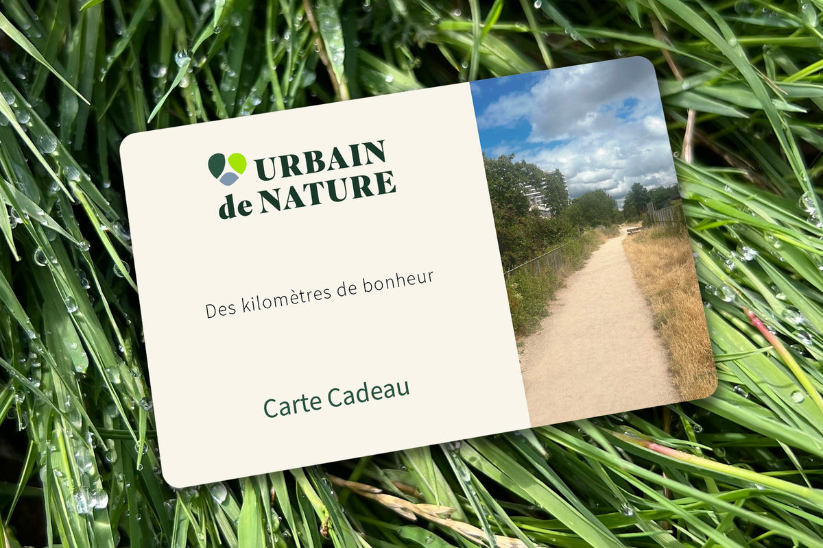 Carte cadeau Urbain de Nature posée sur de l’herbe