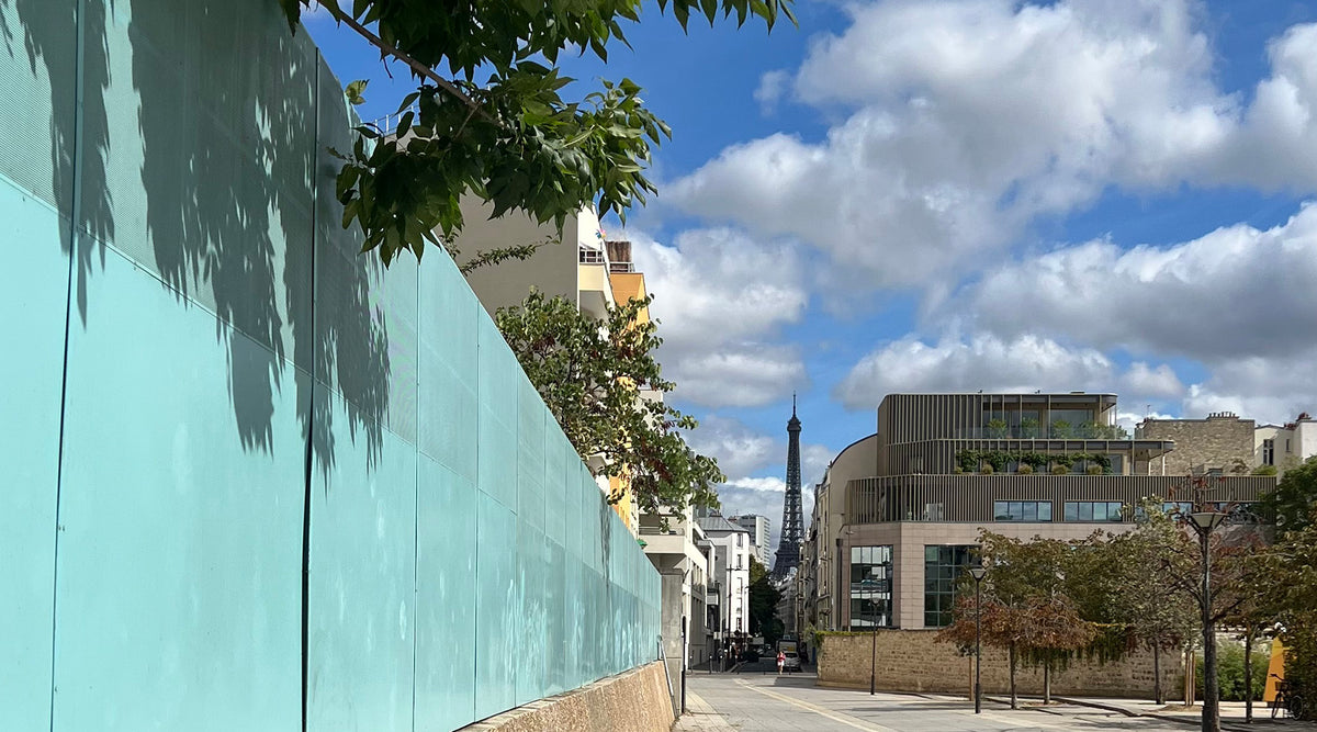 La tour Eiffel apparaissant au bout d'une rue